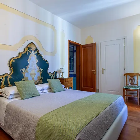 Tiepolo Vicino Piazza San Marco * Venise